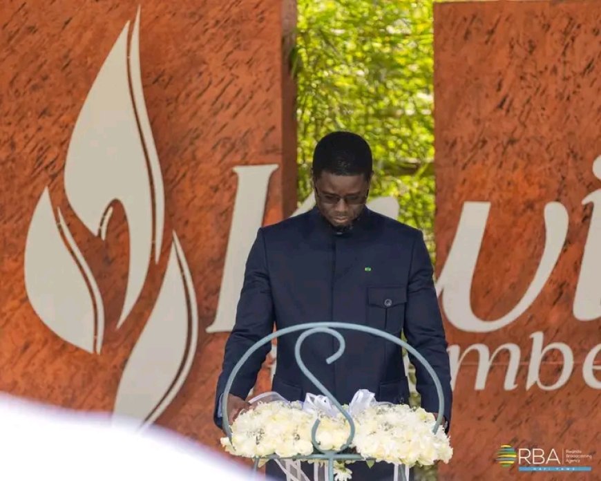 Amafoto: Perezida wa Sénégal yunamiye abaruhukiye mu Rwibutso rwa Jenoside yakorewe Abatutsi rwa Kigali