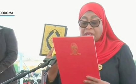 Samia Suluhu yarahiriye kuyobora Tanzaniya mu muhango wakorewe mu “Kigo cya Gisirikare”