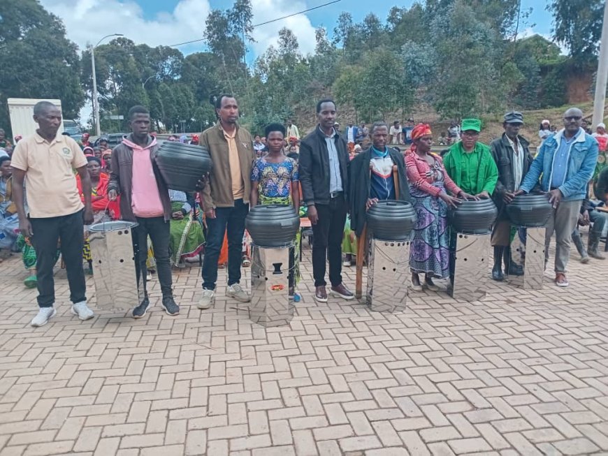 Abaturiye Igishanga cy'Urugezi bahawe Amashyiga ya Kijyambere mu kurengera urusobe rw'Ibinyabuzima 