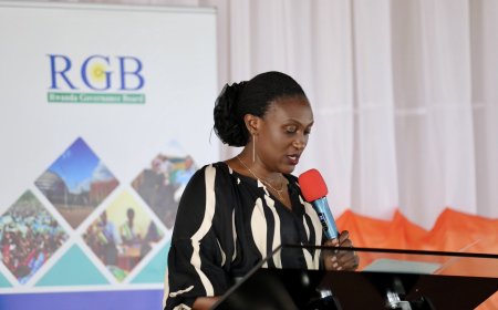 Amajyepfo: Guverineri Kayitesi yasabye gukurikiranira hafi imitangire ya serivise zigenewe abaturage