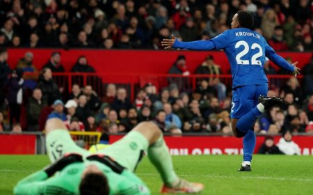 Premier League:  Bournemouth hold Man Utd in eight-goal thriller