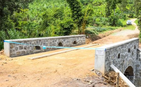 Gakenke: Abaturiye Umugezi wa Nyakaruru bubakiwe Ikiraro kizoroshya ubuhahirane n'ingendo
