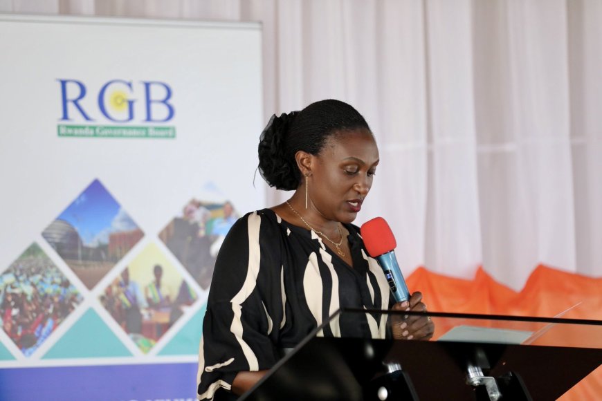 Amajyepfo: Guverineri Kayitesi yasabye gukurikiranira hafi imitangire ya serivise zigenewe abaturage