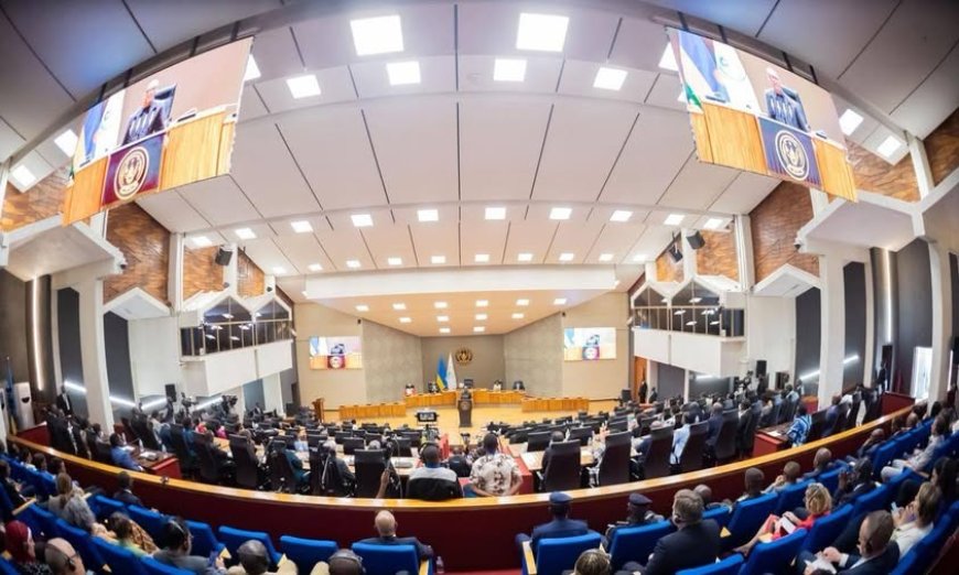 AMAFOTO: Abayobozi bashya mu nzego zitandukanye barahiriye imbere ya Perezida Kagame