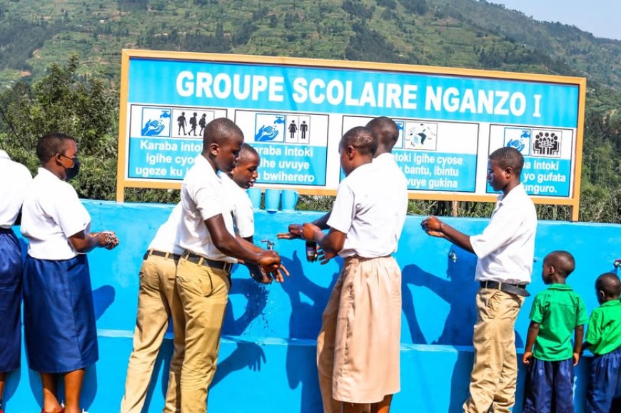 Gakenke: Hatangijwe ubukangurambaga bugamije guteza imbere Isuku n’Isukura mu Mashuri (Amafoto)