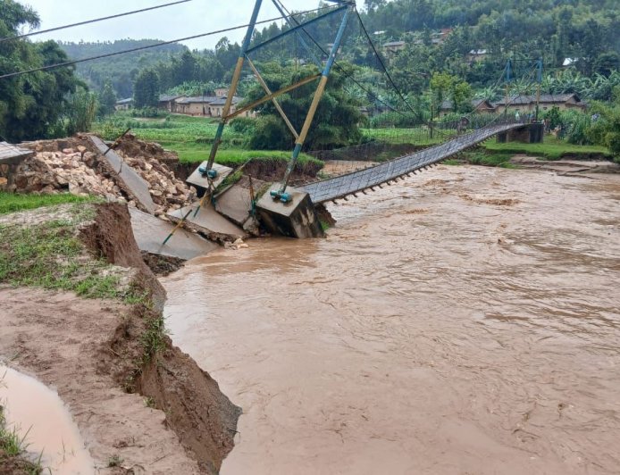 Huye: Abaturiye Umugezi wa Mwogo bari mu bwigunge nyuma y’uko ubatwariye Ikiraro (Amafoto)