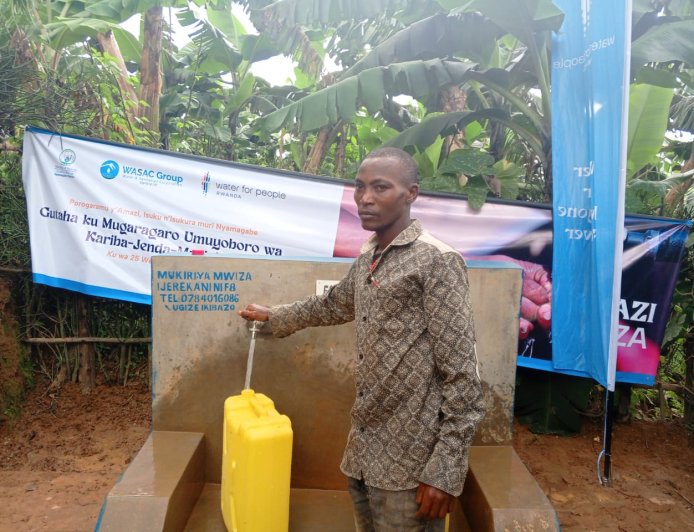 Nyamagabe: Water for People Rwanda yubakiye abaturage barenga 2000 umuyoboro w’amazi meza