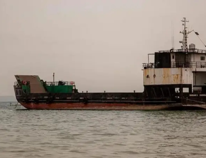 Iran yashimangiye gukomeza gufunga Hormuz nk’igisubizo kuri Amerika yatambamiye Amato yayo