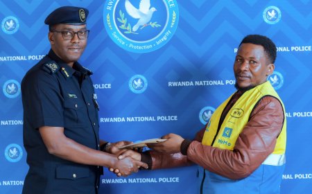 Rwanda Police return Rwf500,000 lost on Remera–Giporoso road to owner