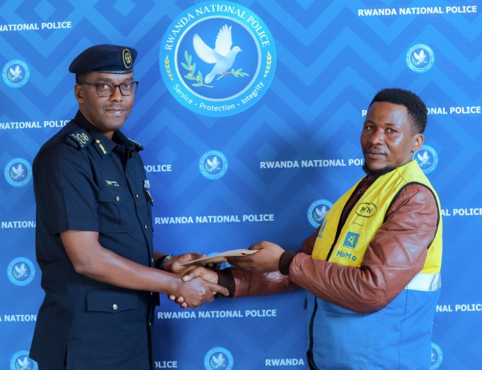 Rwanda Police return Rwf500,000 lost on Remera–Giporoso road to owner