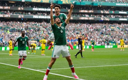 Mexico beat South Africa 2–0 in chaotic World Cup opener (Photos)