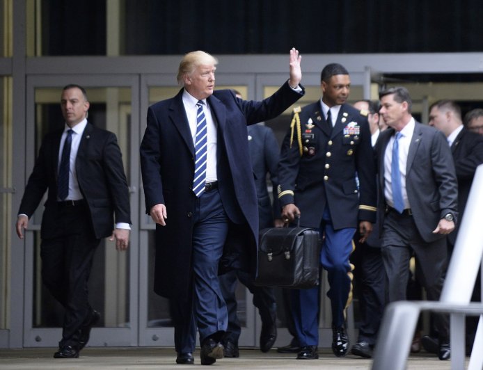 Igikapu ‘Nuclear Football’ gihora hafi ya Perezida wa Amerika kibamo iki, gikora gite, cyakoreshwa ryari?