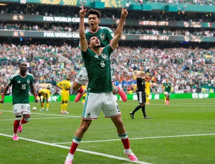 Mexico beat South Africa 2–0 in chaotic World Cup opener (Photos)