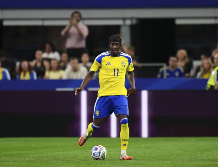 Maeda, Elanga goals send Japan and Sweden into World Cup knockouts