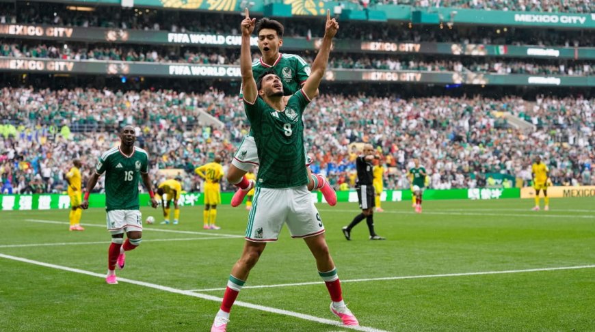 Mexico beat South Africa 2–0 in chaotic World Cup opener (Photos)