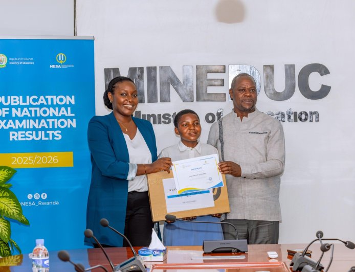 AMAFOTO: Uwamariya yahembewe guhiga abandi muri ‘Tronc-Commun’ 2025-26 mu muhango wihariye