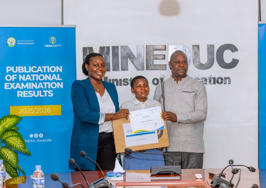AMAFOTO: Uwamariya yahembewe guhiga abandi muri ‘Tronc-Commun’ 2025-26 mu muhango wihariye